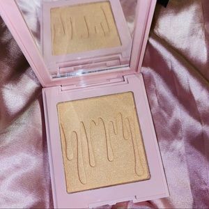 New Kylie cosmetics Cheers Darling highlig…